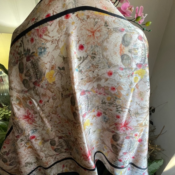 Alexander McQueen Silk wrap/Shawl. - Picture 2 of 16